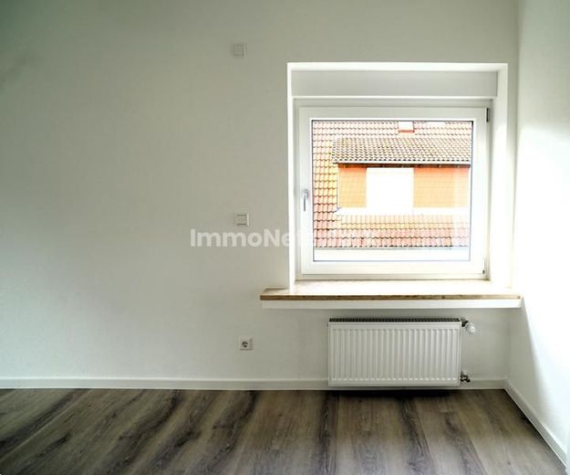 Frisch sanierter Wohntraum in Pforzheim-Sonnenberg: 5 Zimmer mit Ausblick und Garage – Wohnzimmer, Fenster am Giebel