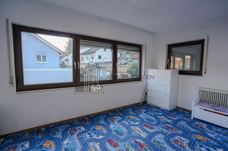 ATIK: Freistehendes Zweifamilienhaus mit Anbau auf großem Grundstück – Wintergarten / Kinderzimmer