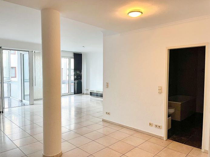 Exklusives City-Apartment mit großzügiger Wohnloggia in Top-Lage – Wohnraum