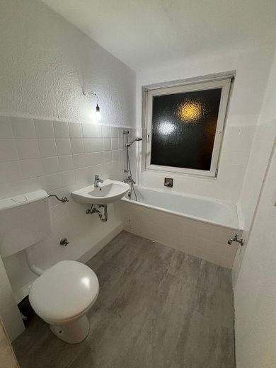 Faktor 16,67 - Dach des MFHs neu - Wohnung renoviert - seltene Chance! – Badezimmer