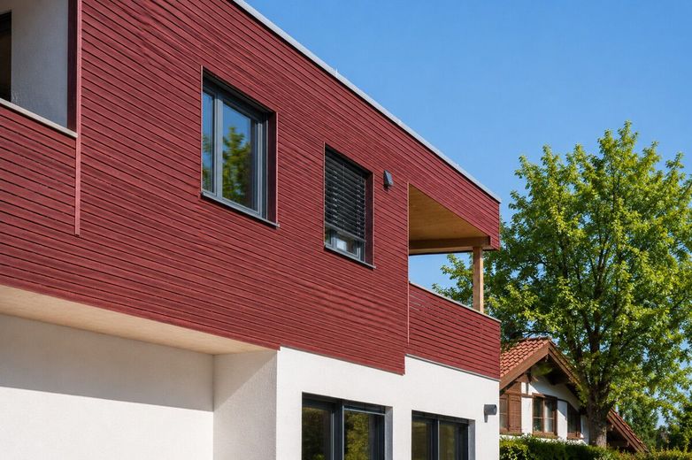 Stadtvilla mit kleinem Garten - Neubau Massivholzhaus am Waldrand mit 180m² Wohnfläche – Freisitz mit Blick in die Berge