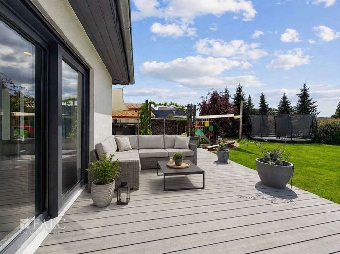 Provisionsfrei. Neuwertig auf einer Ebene. Greifen Sie zu! – Terrasse - Einrichtung digital