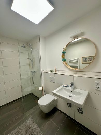 Einzigartige Wasserlage in der Wasserstadt Limmer – 4 Zimmer, 2 Terrassen & unverbaubarer Blick – Fotoğraf 14