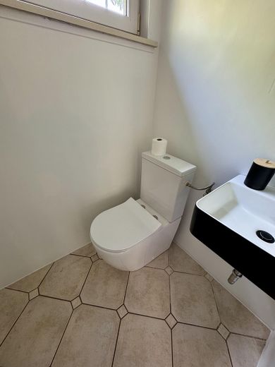 Heller 5-Zimmer-Bungalow mit Kamin, großem Garten & Doppelgarage | Stadtgrenze Hamburg – Gäste-WC