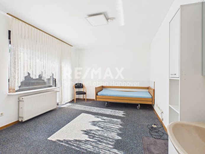 Viel Platz und zahlreiche Möglichkeiten - ehemaliges Altenpflegeheim mit großem Potenzial – Zimmer EG mit Terrasse