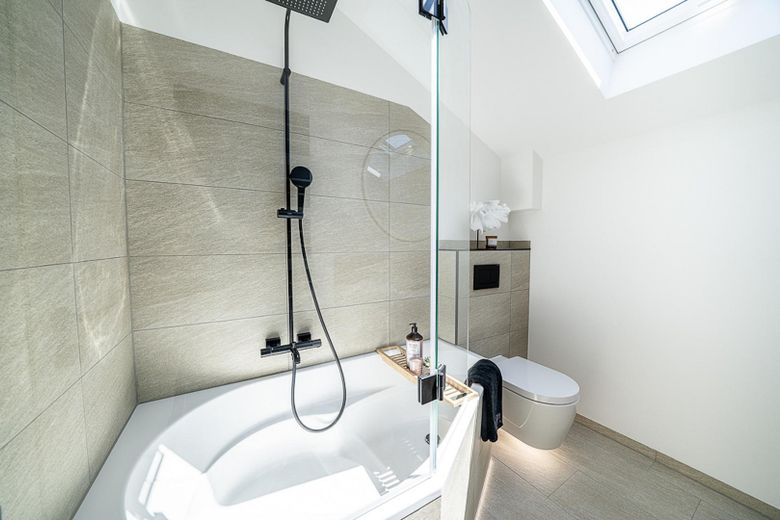 Ein Zuhause mit Charakter – stilvoll saniertes Architektenhaus am Feldrand – Kinderbad