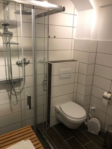Sonnige Einlieger-Wohnung mit Gartenanteil und kompletter Einbauküche – Bad mit ebenerdiger Dusche