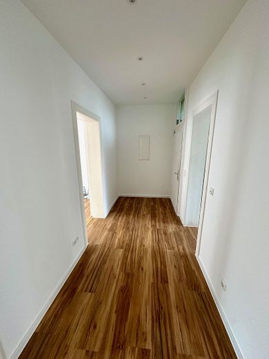 Lichtdurchflutete Altbauwohnung mit Einbauküche und Loggia - Erstbezug nach Sanierung – Flur