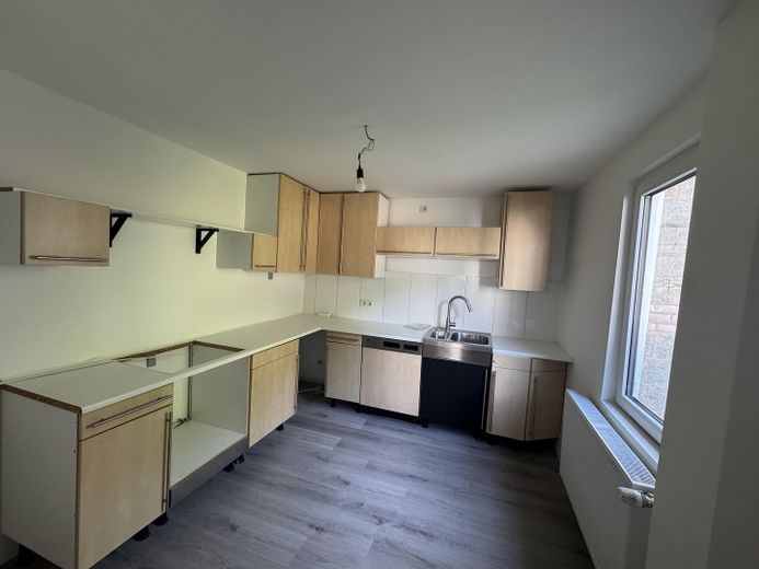 Modernisiertes Einfamilienhaus mit 1.025 m² Grundstück, Wintergarten & großem Garten – Küche OG