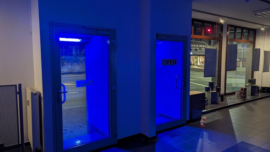 Eingang Vorne bei Nacht