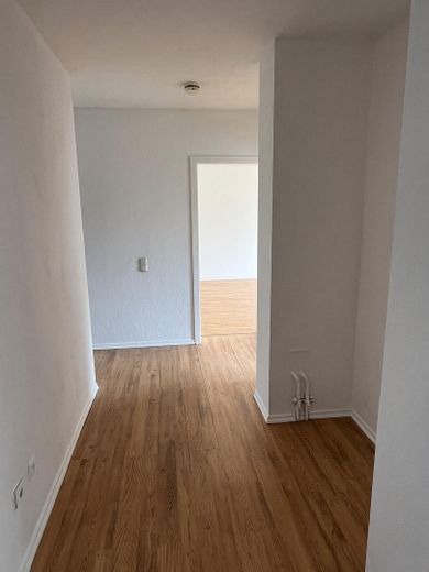 4 Zimmer Wohnung mit Balkon und Tiefgaragenstellplatz – Flur