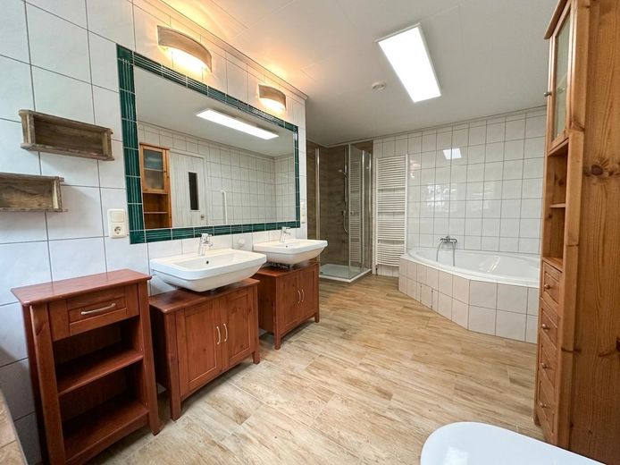 Senza provvigione: porzione di bifamiliare in stile casa svedese con sauna, ampio giardino e vista sui campi – Badezimmer im OG 2