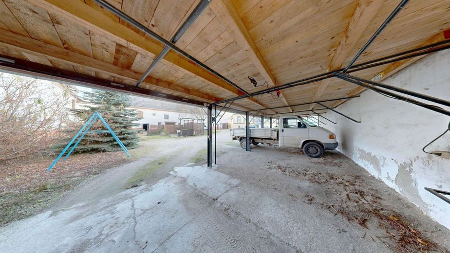 Vierseitenhof bei Schönebeck: MFH &amp; XXL-Ertrags-Reserve - 29% Soll-Rendite – Nordwest-Ansicht Carport