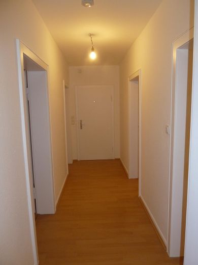 Lichtdurchflutete charmante 3 Zi-DG-Whg. renoviert-in bester grüner Lage - – Blick in den Flur