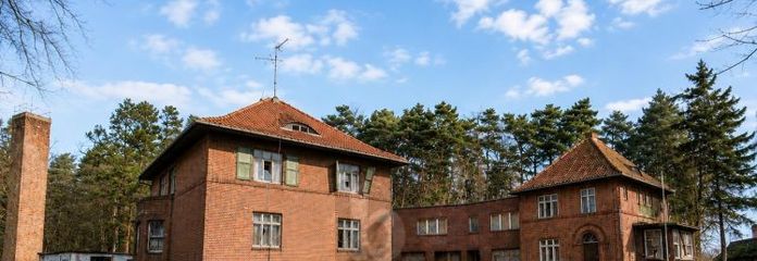 ZABYTKOWY ZESPÓŁ BEZPOŚREDNIO NAD JEZIOREM