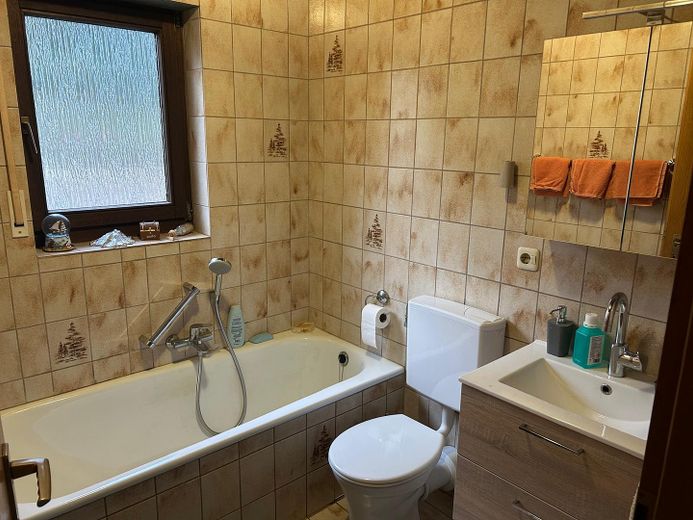 Casa unifamiliare ben tenuta con grande potenziale e terreno edificabile aggiuntivo a 54570 Neroth – Bad EG