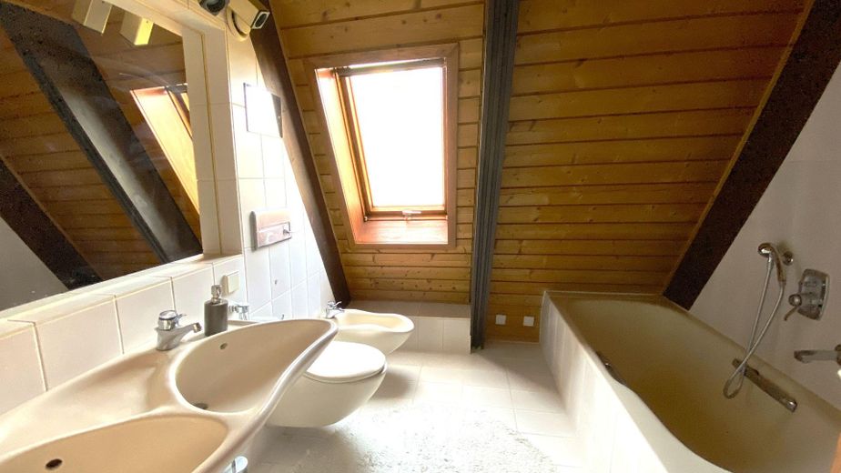 Een bijzonder huis met uitzonderlijke architectuur van particulier / zonder courtage – OG Bad