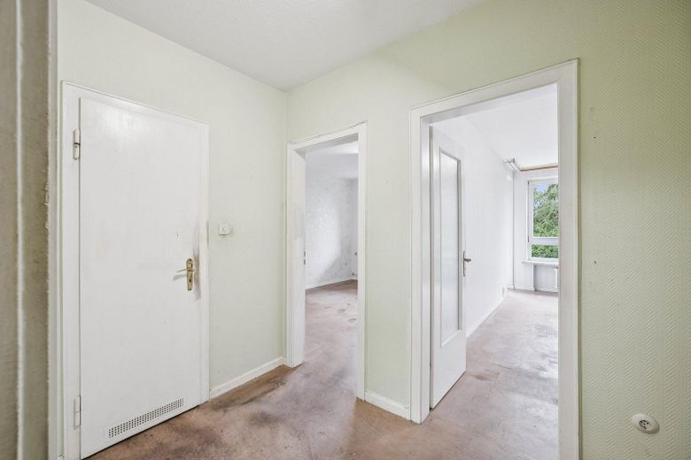 3-room apartment in need of renovation with lots of potential – Flur