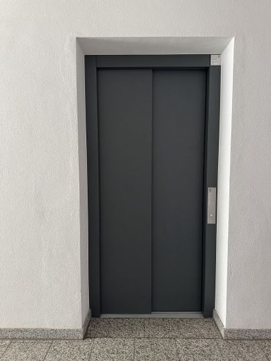 Moderne, vollmöblierte 1,5-Zimmer-Wohnung mit Stellplatz zu vermieten – ab sofort verfügbar – Aufzug