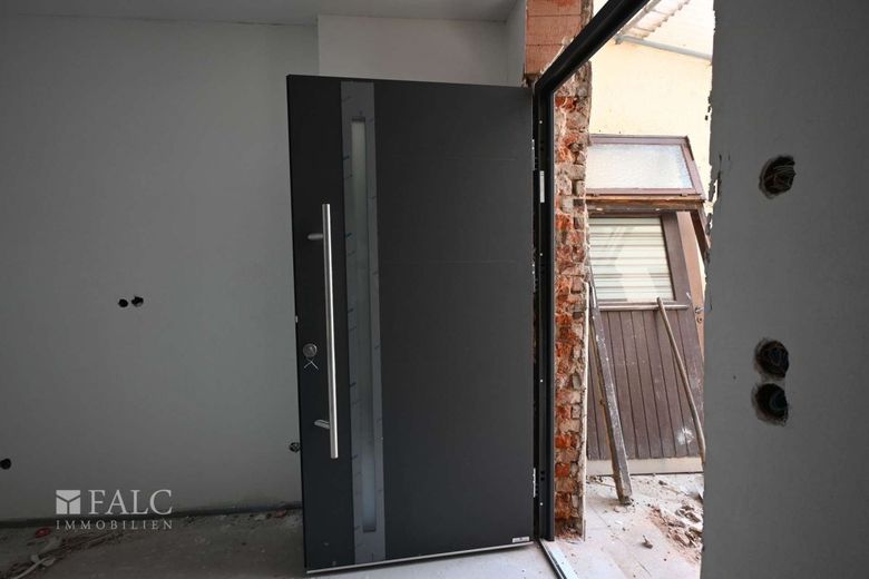 Hausrenovierung: 5x Wohnungen in Vermietung – EG-Apartment: Eingang