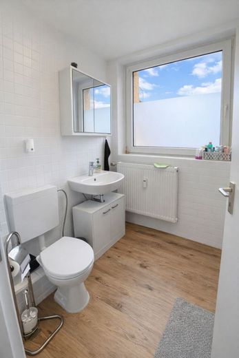 Interessante Kapitalanlage Weststadt: ETW mit Balkon und Garage – Modernes Badezimmer mit natürlichem Licht