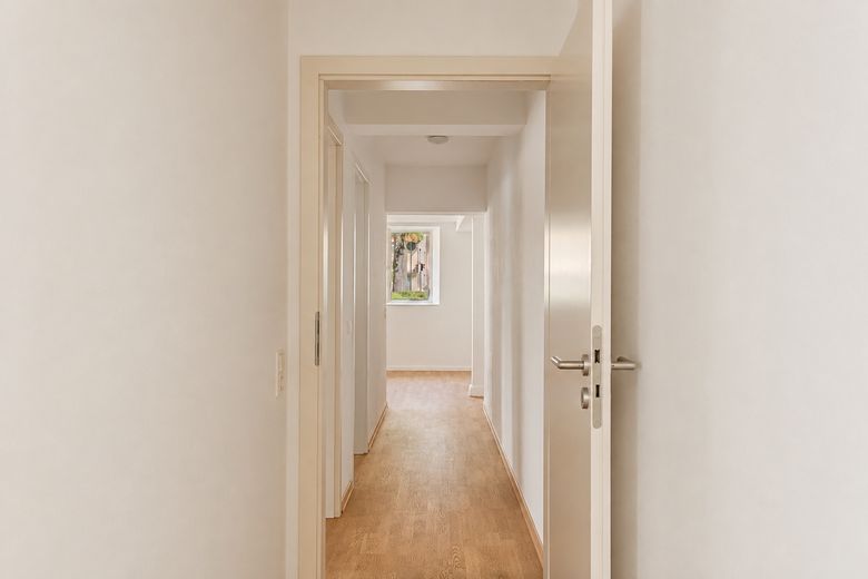 Freiraum neu definiert: 92 m² saniertes Wohnvergnügen für Familien oder Kapitalanleger – Flur 