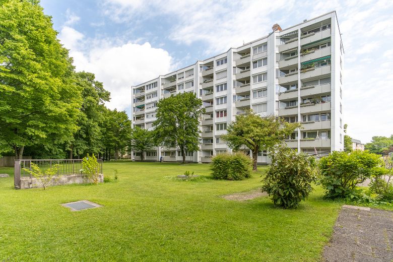 Moderno appartamento ammobiliato di 3 locali con balcone esposto a ovest - spese accessorie incluse – Ansicht West