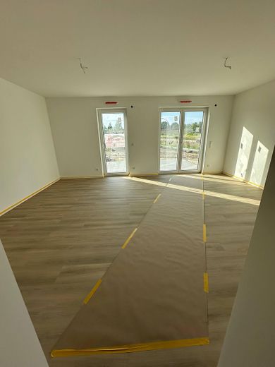Neubau-Doppelhaushälfte (5 Zi.) mit Garten & Stellplatz – nur noch 1 verfügbar | nahe Berlin/Potsdam – Wohn- / Essbereich
