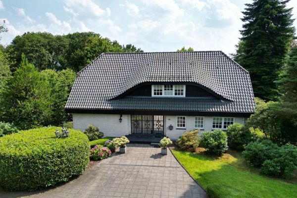 PROVISIONSFREI:
EXKLUSIVE VILLA mit EINLIEGERWOHNUNG
und EIGENEM PARK in naturnaher BESTLAGE