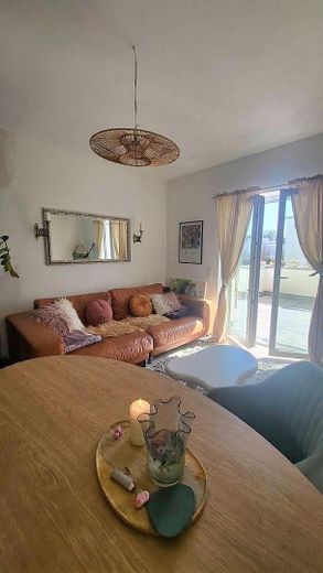 Lichtrijk 4-kamerappartement met groot balkon in de villawijk – Foto 3