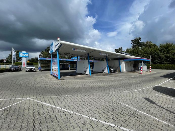 SB-Waschplatzanlage inclusive Imbiss mit Gastraum und Außenterrasse – Waschboxen