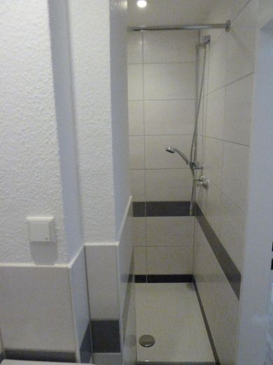 Großzügige Einraumwohnung mit Küche, Diele und Bad im Topzustand – Badezimmer, Duschbereich