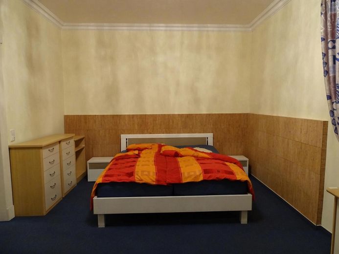 ब्रुन्सबेक में असाधारण 4 कमरों वाला अपार्टमेंट – Schlafzimmer mit Badezimmerzug