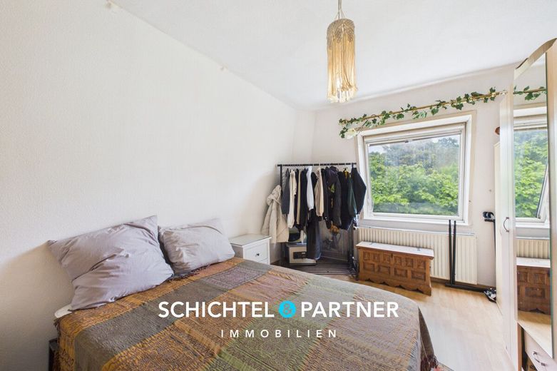 Huchting | Freistehendes Ein- Zweifamilienhaus mit großem Grundstück – S&amp;P | Schlafzimmer