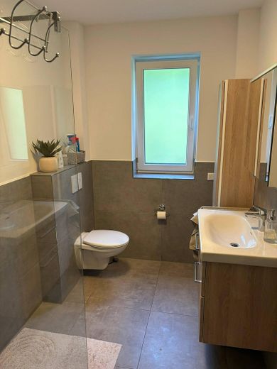 SHS (zentrumsnah): ETW (Bj. 2023) im EG | 2,5 ZKB ca. 70 m² | Keller+Garten, optional Stellplatz – Bad