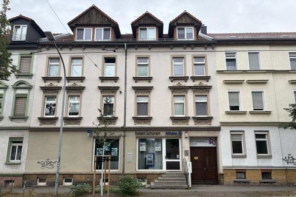 Edificio plurifamiliare con grande corpo posteriore e due garage