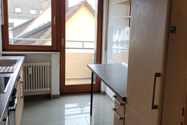 Appartement mansardé de 3 pièces avec balcon et garage à Stuttgart-Weilimdorf