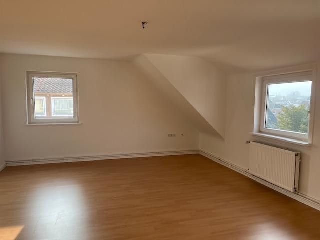 Lichtdurchflutete charmante 3 Zi-DG-Whg. renoviert-in bester grüner Lage - – Wohnzimmer 