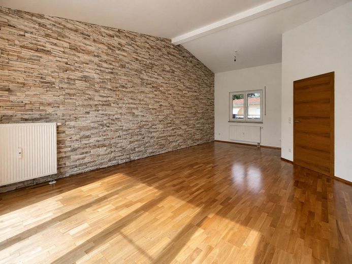 Appartement 3 pièces avec terrasse sur le toit à Ingolstadt-Nordwest, place de parking en garage souterrain incluse - sans commission – Wohnzimmer Steinwand