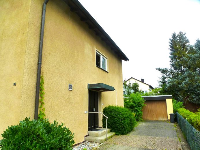 Gepflegtes Einfamilienhaus mit großem Garten – überdachter Eingang