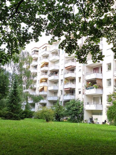Hochwertig komplettsanierte 3-Zi. Erdgeschossterrassenwohnung in München, Fürstenried, am Waldrand – Aussenansicht