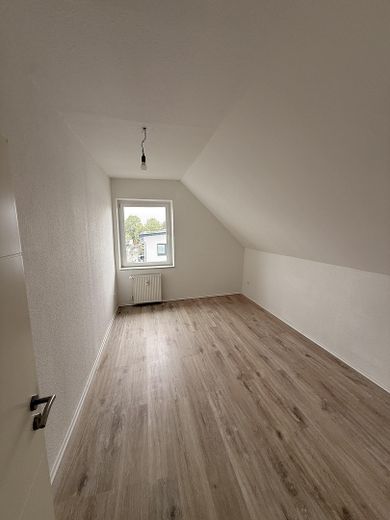 Schöne große Maisonette-Wohnung im 2-Parteien-Haus — 3 Zimmer + ausgebautes Dachgeschoss – 3. Raum