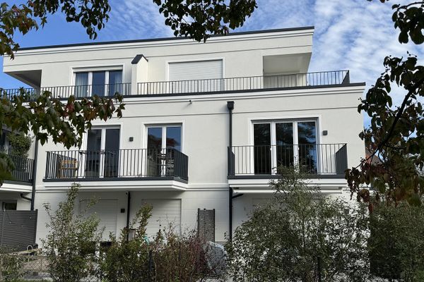 NEUWERTIGE VILLENWOHNUNG | 2 BALKONE - SÜD und WEST | GRÜNBLICK | EBK | MAẞ-EINBAUTEN | SMART HOME