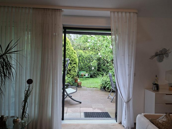 Ampia casa a schiera centrale ben attrezzata, spazio sufficiente per tutta la famiglia – Wohnzimmer mit Gartenblick