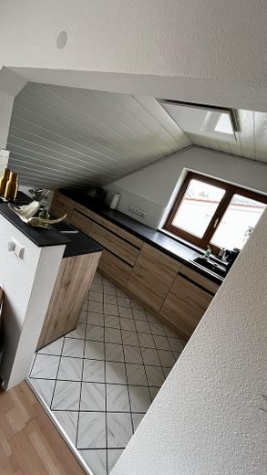 Lichtdurchflutete 3,5-Zimmer-Dachgeschosswohnung mit Balkon, Wärmepumpe und PV-Anlage – Küche