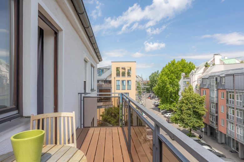 SENZA PROVVIGIONE: gioiello urbano di Schwabing – luminoso appartamento di 2 locali all'ultimo piano, balcone e ascensore – Balkon mit Morgensonne