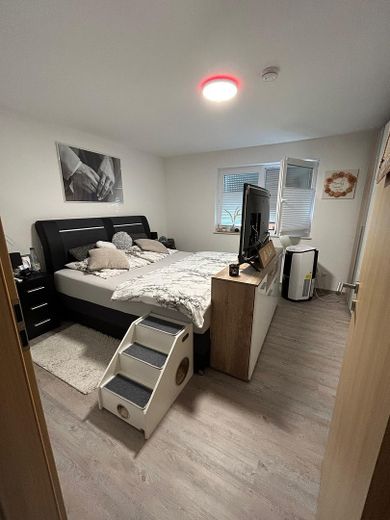wunderschön geschnittene, lichtdurchflutete 3 Zi. DG- Wohnung – 1 Zimmer