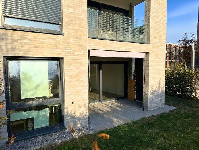 ** Hochwertige 3-Zi.-Erdgeschosswohnung mit EBK, 2 Tageslichtbädern, Terrasse und Gartenanteil ** – Terrasse mit Garten (virtuell…