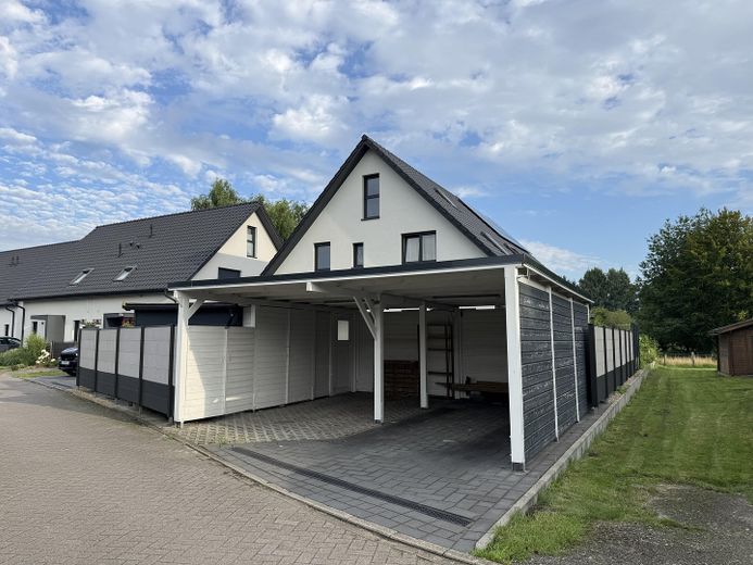 DHH esclusiva in tranquilla posizione a fondo cieco vicino alla riserva naturale/senza provvigione – Carport