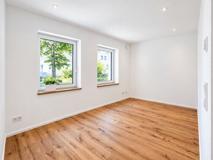 Apartamento en planta baja con terraza, jardín propio y crédito KfW con una subvención de 30.000 euros – Kinder, Gäste-, Arbeitszimmer